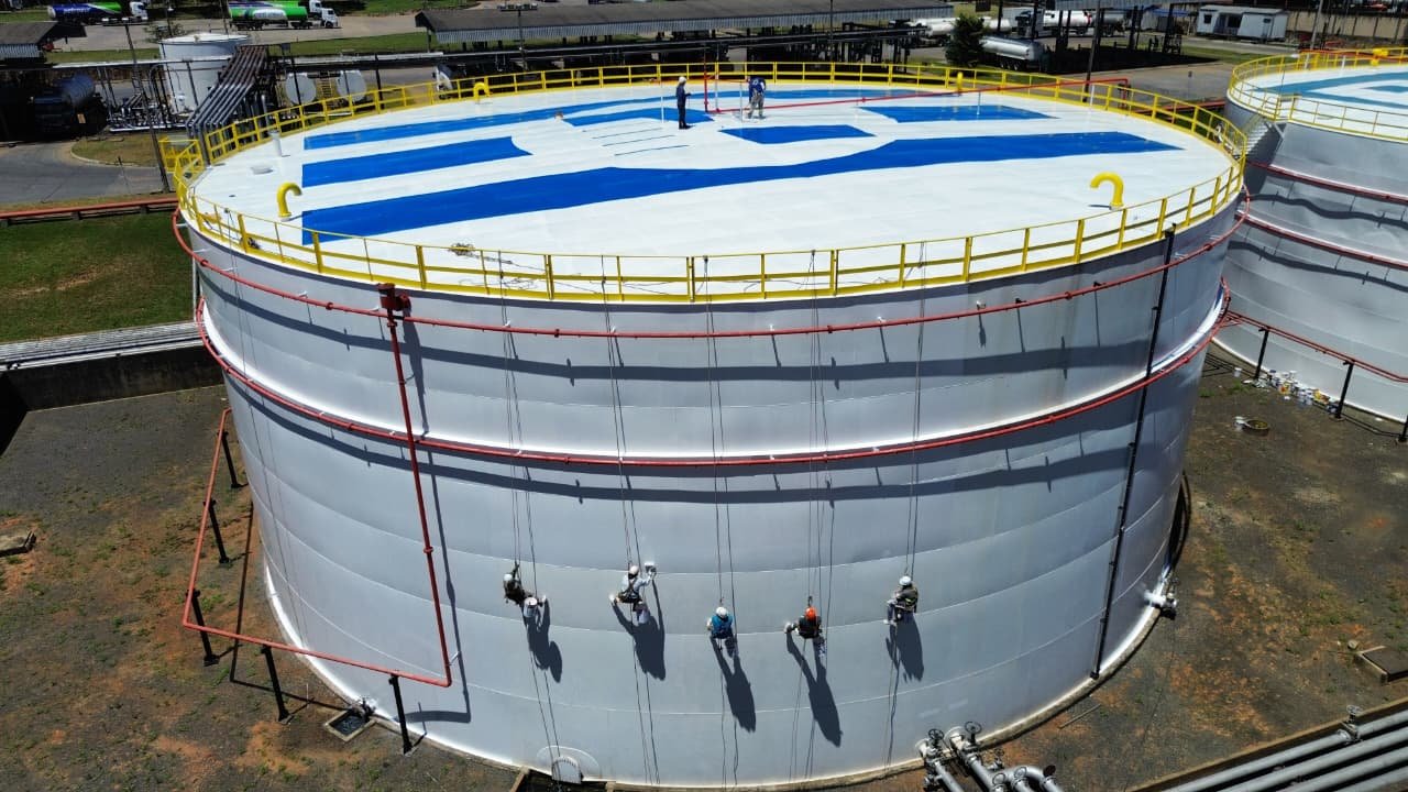 Vista aérea de dos tanques, uno recién preparado y otro con el logotipo de PetroSan pintado